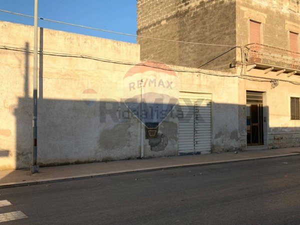 locale di sgombero in vendita a Trapani