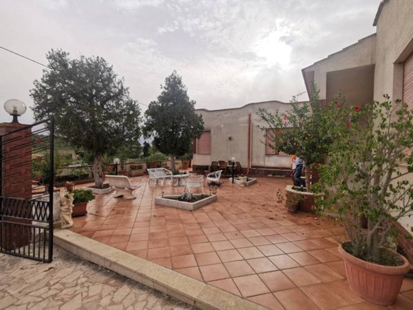 casa indipendente in vendita a Valderice