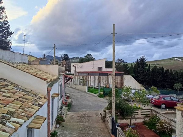 casa indipendente in vendita a Valderice in zona Crocevie