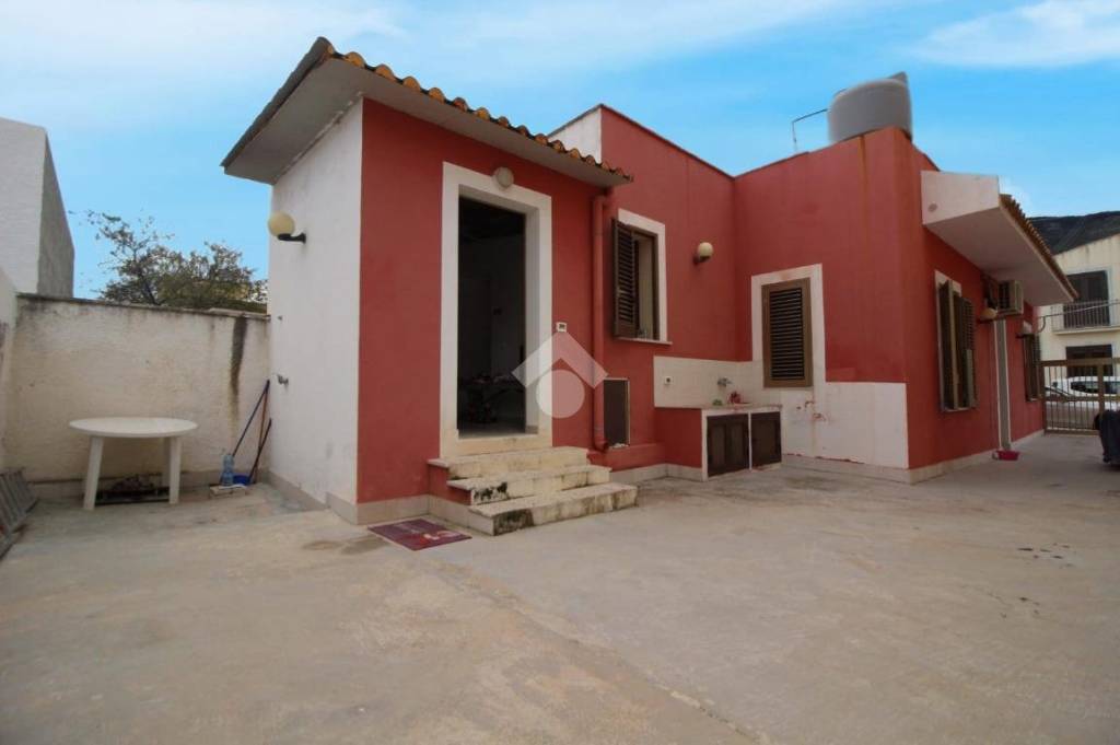 casa indipendente in vendita a Valderice