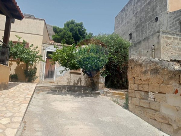 casa indipendente in vendita a Valderice