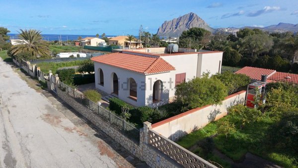 casa indipendente in vendita a Valderice