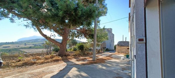 casa indipendente in vendita a Valderice in zona Crocevie