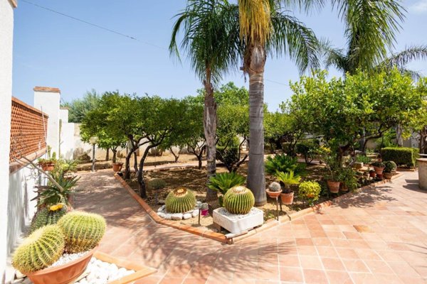 villa in vendita a Valderice in zona Sant'Andrea
