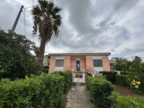 casa indipendente in vendita a Valderice in zona Crocevie