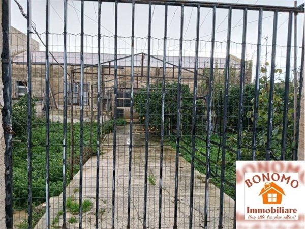 locale commerciale in vendita a Petrosino