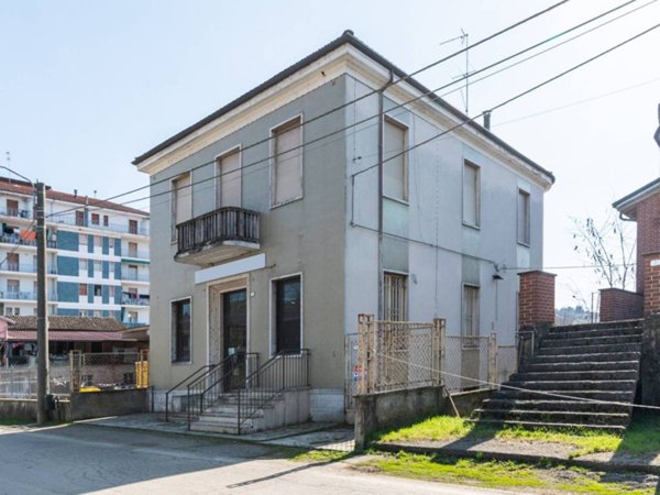 negozio in vendita a Mombaruzzo in zona Stazione