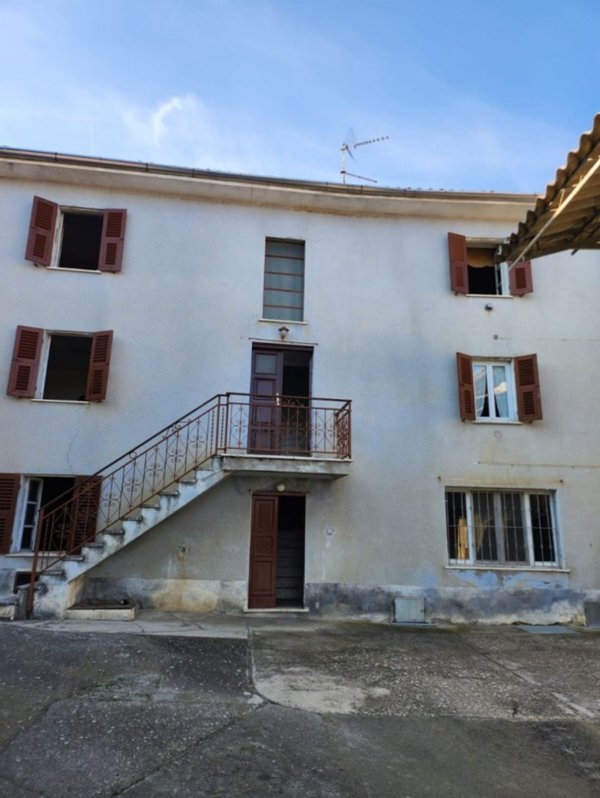 casa indipendente in vendita a Mombaruzzo in zona Stazione
