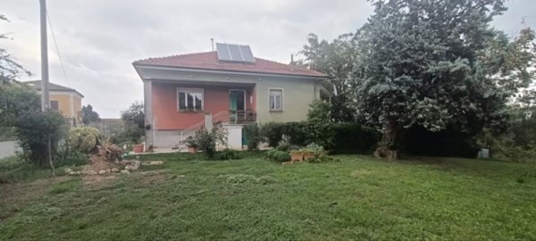 casa indipendente in vendita a Mombaruzzo
