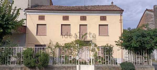 casa semindipendente in vendita a Mombaruzzo in zona Stazione