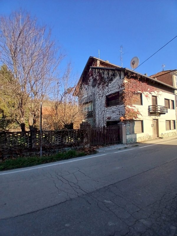 casa indipendente in vendita a Mombaruzzo in zona Stazione