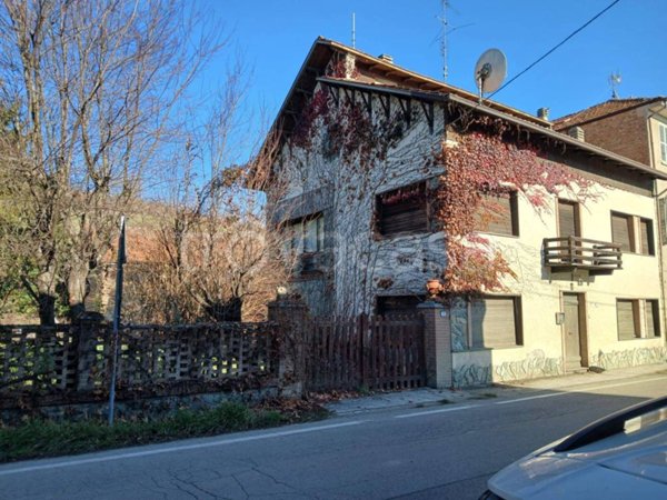 casa indipendente in vendita a Mombaruzzo in zona Stazione