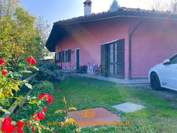 casa indipendente in vendita a Mombaruzzo in zona Stazione