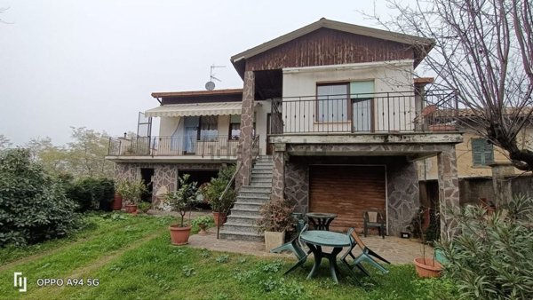 casa indipendente in vendita a Mombaruzzo in zona Stazione