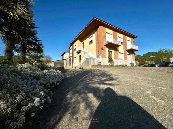 casa indipendente in vendita a Mombercelli