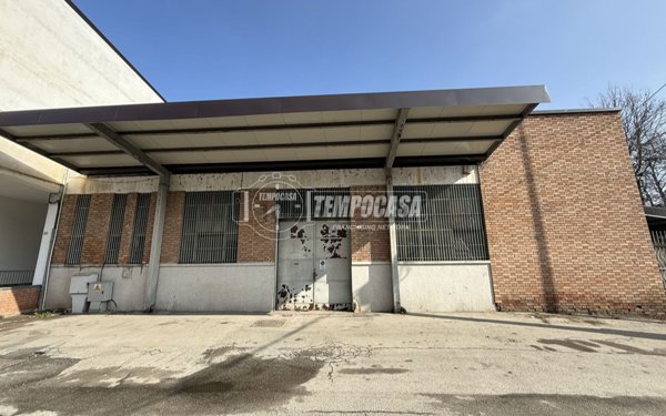 capannone in vendita a Monale