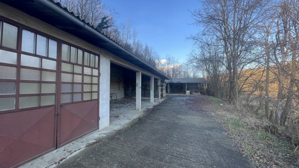 locale di sgombero in vendita a Monale