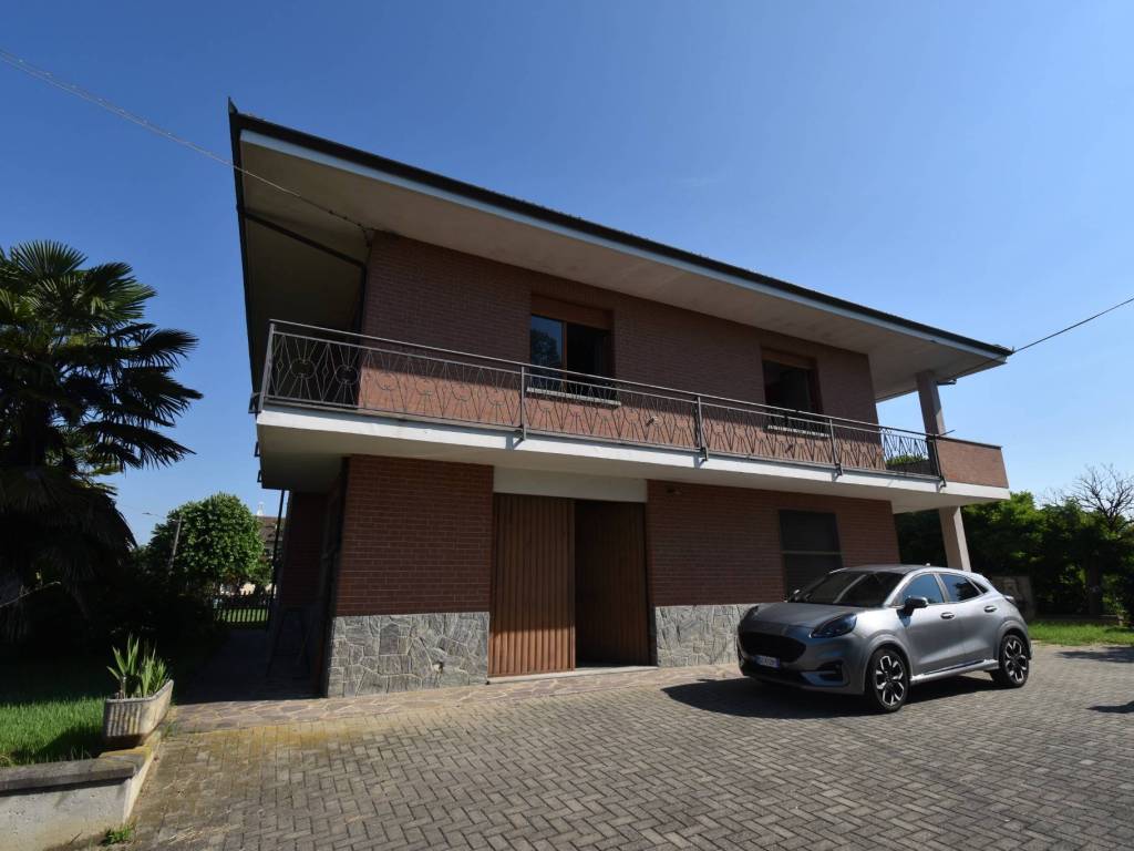 casa indipendente in vendita a Monale