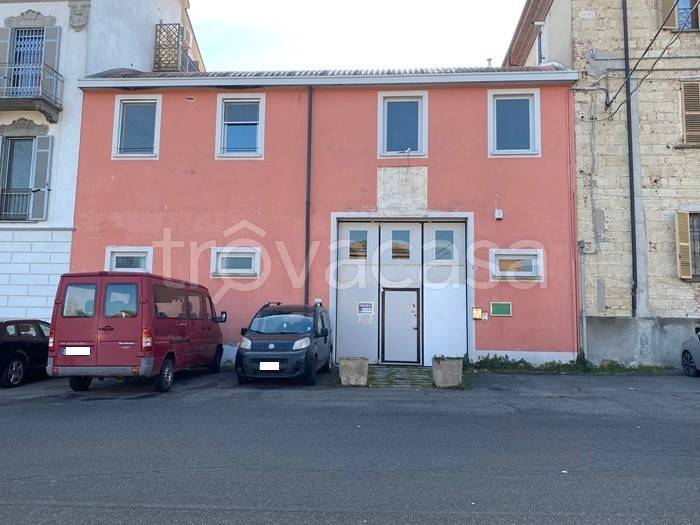 negozio in vendita a Moncalvo in zona Stazione