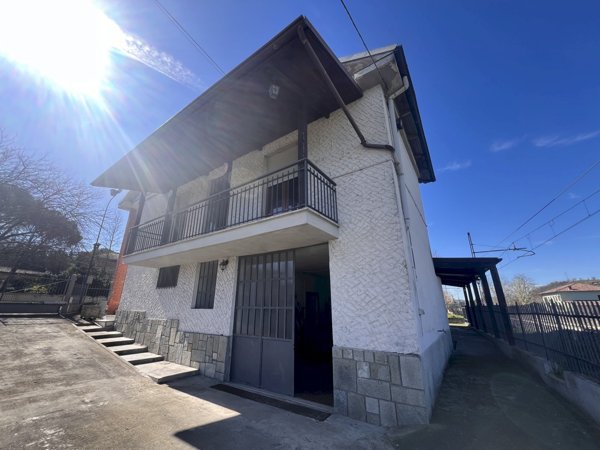casa indipendente in vendita a Nizza Monferrato in zona Ponteverde