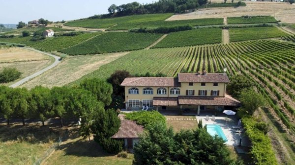 casale in vendita a Nizza Monferrato in zona Volta