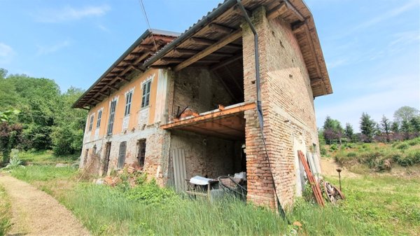 esavano in vendita a Nizza Monferrato