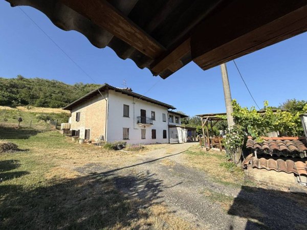 casa indipendente in vendita a Nizza Monferrato in zona Ponteverde