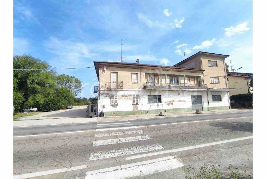 negozio in vendita a Nizza Monferrato in zona Baglio