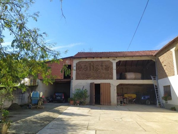 esavano in vendita a Penango
