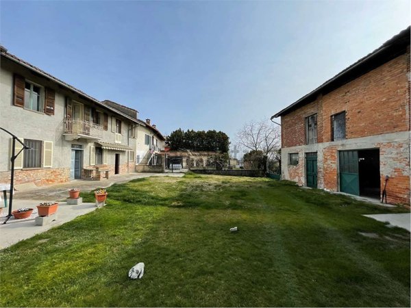 esavano in vendita a Piovà Massaia in zona San Pietro
