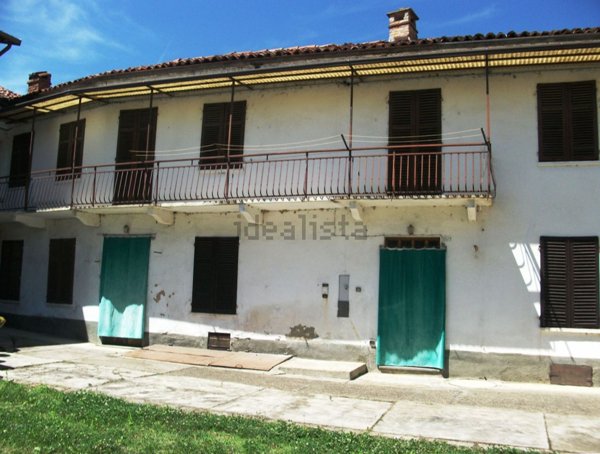 esavano in vendita a Portacomaro