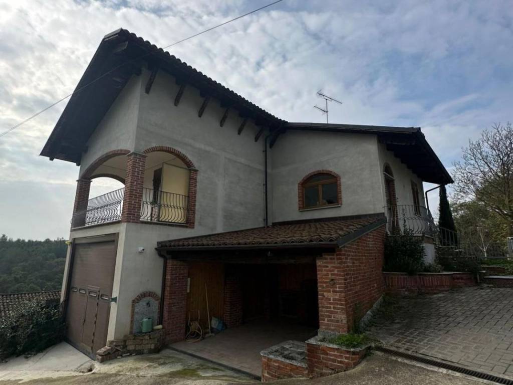 casa indipendente in vendita a Roatto