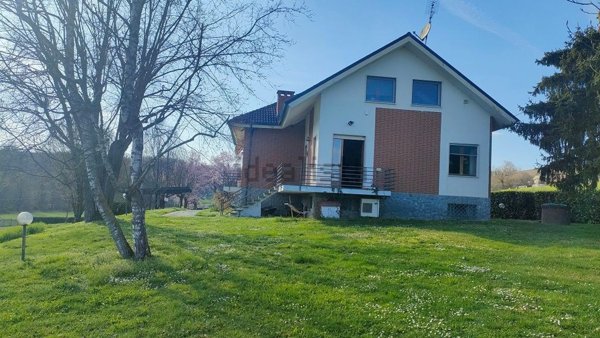 casa indipendente in vendita a Roatto