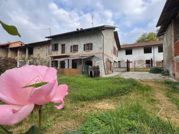 casa indipendente in vendita a Robella in zona Cortiglione