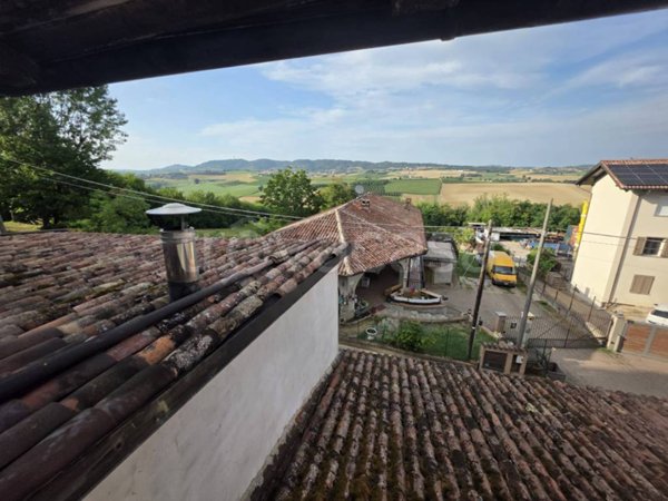 casa indipendente in vendita a Tonco in zona Stazione