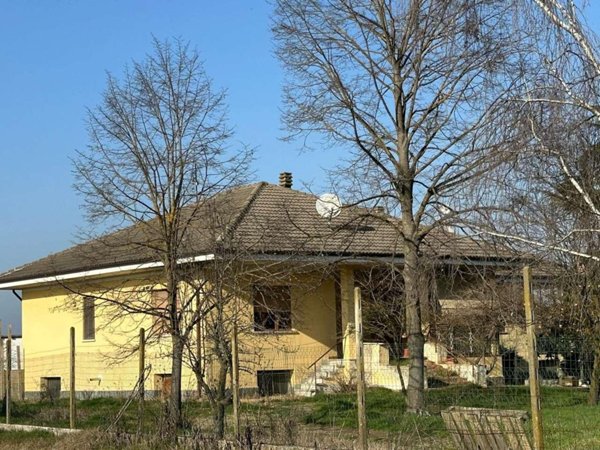 casa indipendente in vendita a Valfenera in zona Villata