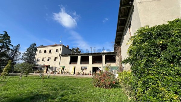 esavano in vendita a Viarigi in zona Accorneri