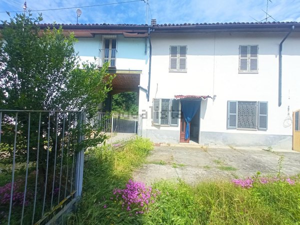 esavano in vendita a Viarigi in zona Accorneri