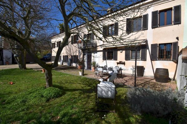casale in vendita a Vigliano d'Asti in zona Camicia