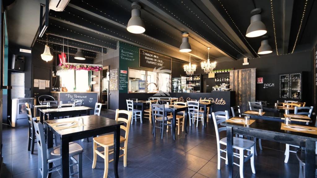 negozio in vendita a Vigliano d'Asti