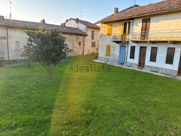 esavano in vendita a Montiglio Monferrato