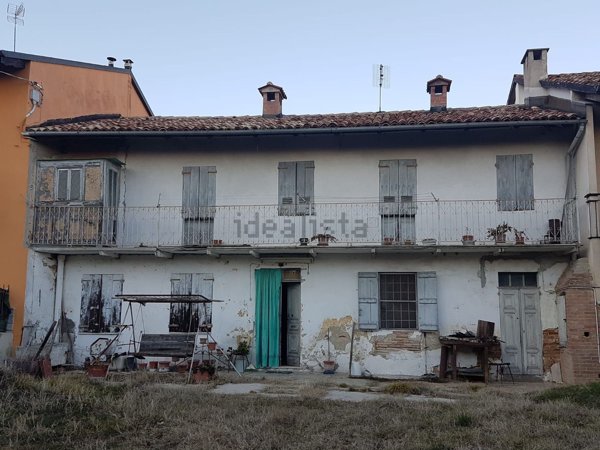 esavano in vendita a Montiglio Monferrato