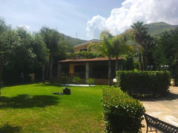 casa indipendente in vendita ad Altavilla Milicia in zona Torre Colonna