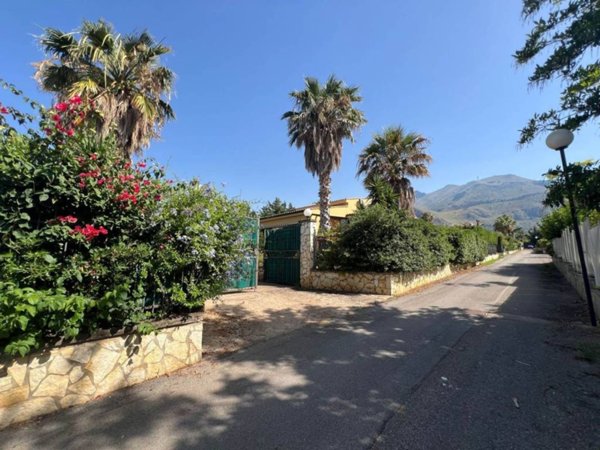 casa indipendente in vendita ad Altavilla Milicia in zona Torre Colonna
