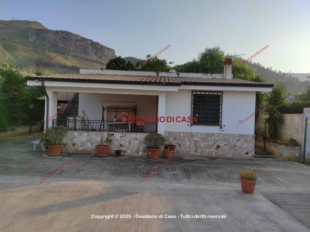 casa indipendente in vendita ad Altavilla Milicia in zona Torre Colonna