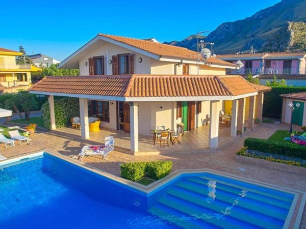casa indipendente in vendita ad Altavilla Milicia in zona Torre Colonna