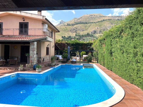 casa indipendente in vendita ad Altavilla Milicia in zona Torre Colonna