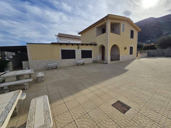 casa indipendente in vendita ad Altavilla Milicia in zona Torre Colonna