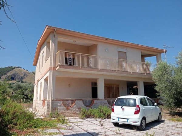 casa indipendente in vendita ad Altavilla Milicia in zona Torre Colonna