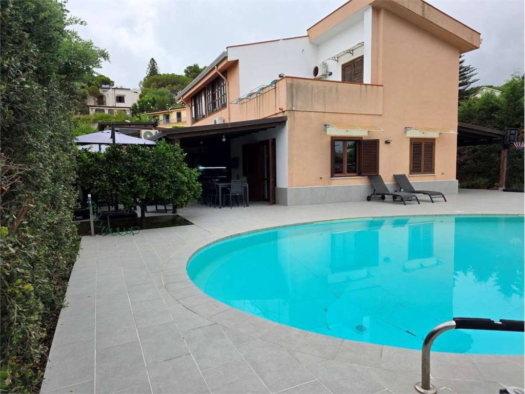 casa indipendente in vendita ad Altavilla Milicia in zona Torre Colonna